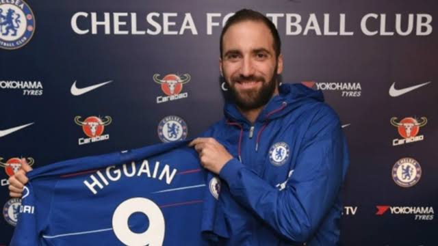 É oficial, Higuain assina com Chelsea!
