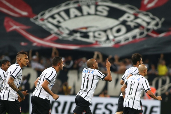 879585693-corinthians-goleia-once-caldas-por-4-a-0-e-larga-em-boa-vantagem-736473968