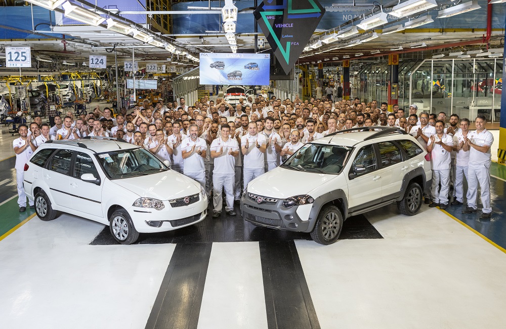 Fiat produz última Palio Weekend hoje; foto com funcionários aplaudindo e dois modelos do carro a frente