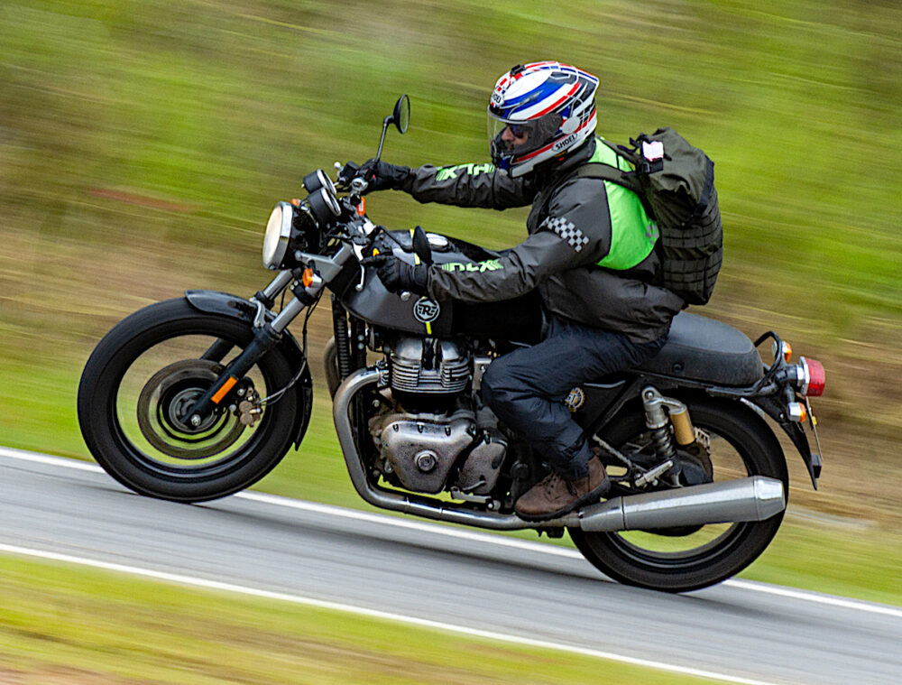 Foto de motociclista dirigindo a moto Continental GT da Royal Enfield