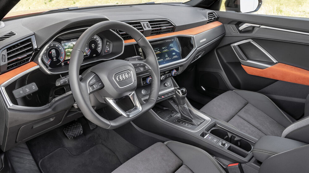 Interior do Audi Q3 com foco no volante e painel