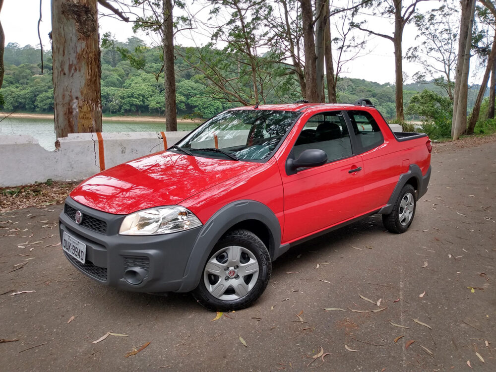 Fiat Strada vermelha vista de frente