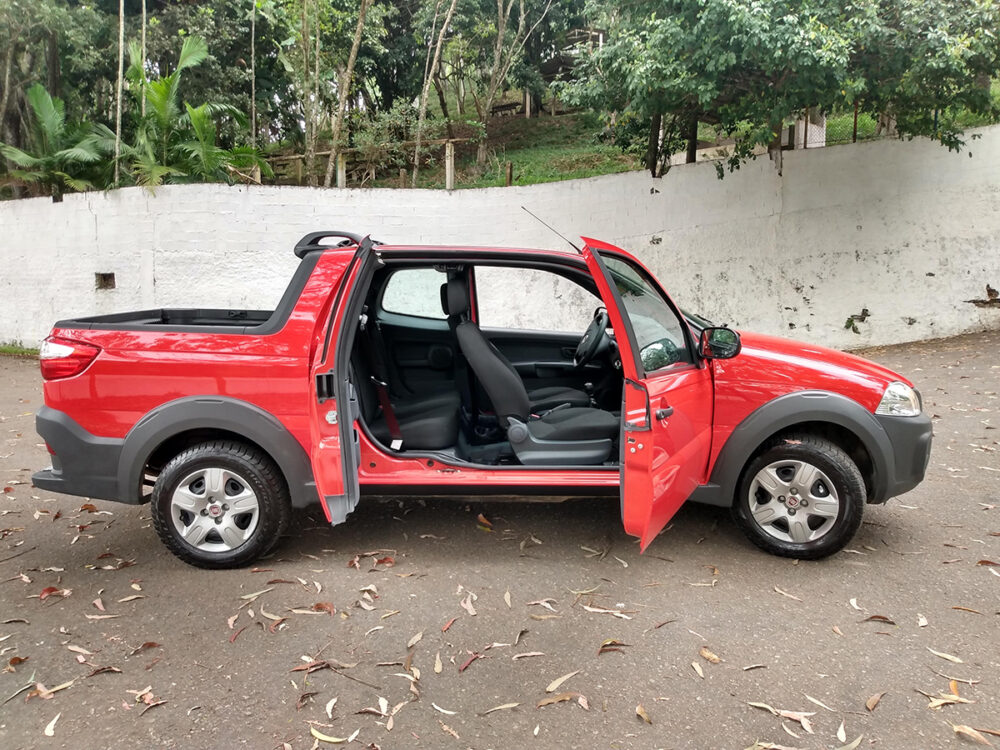 Fiat Strada com as portas abertas, mostrando o interior