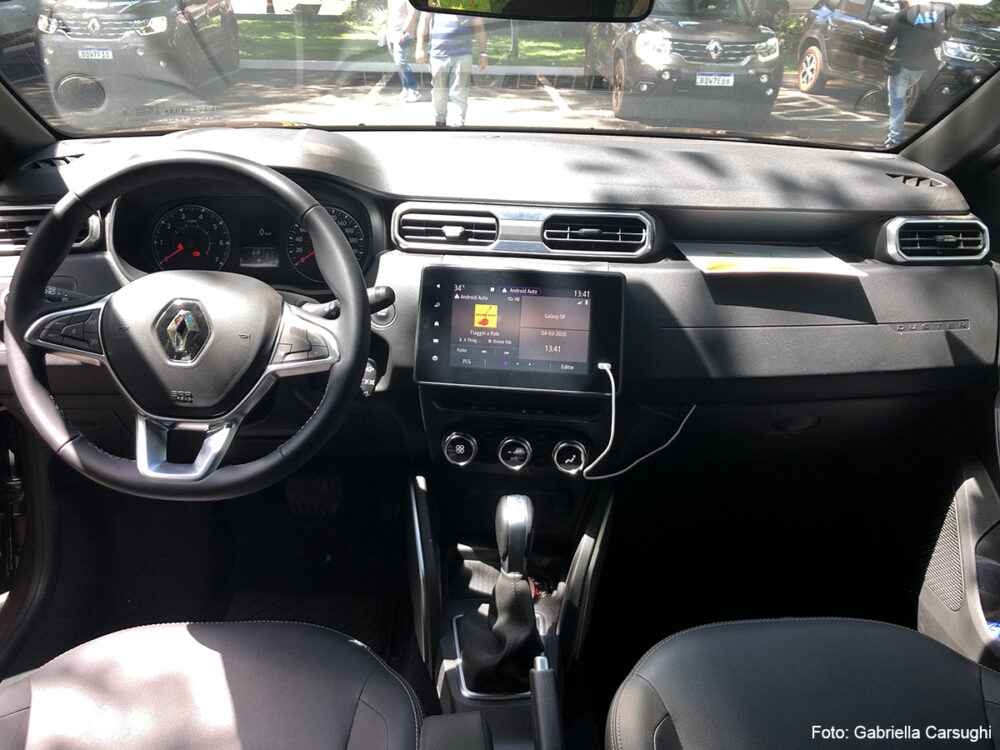 Interior do novo Renault Duster com foco no painel