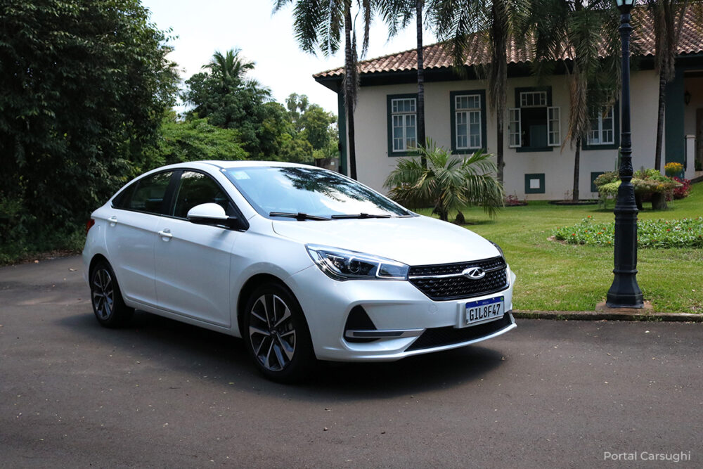 Chery Arrizo 5 na cor branca