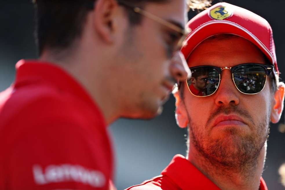 Piloto de F1 Vettel encara seu companheiro de equipe na Ferrari, Leclerc