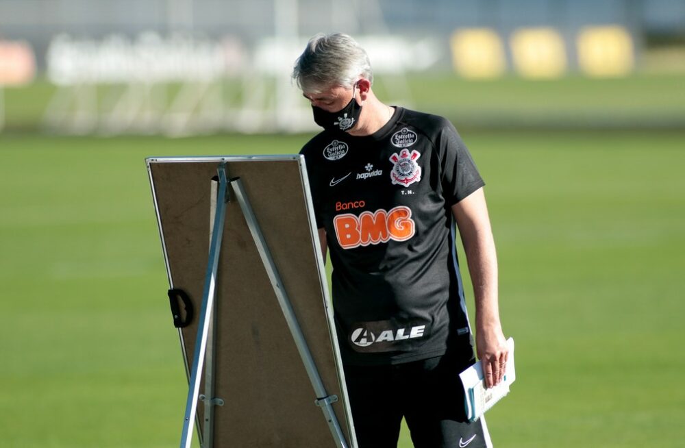 Tiago Nunes, técnico do Corinthians, durante treinamento