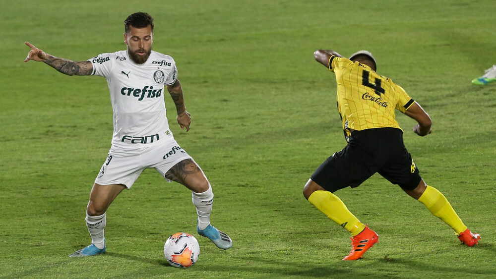 O jogador Lucas Lima, da SE Palmeiras, disputa bola com o jogador Benítez, do C Guarani, durante partida válida pela fase de grupos, da Copa Libertadores, no Estádio Defensores Del Chaco.