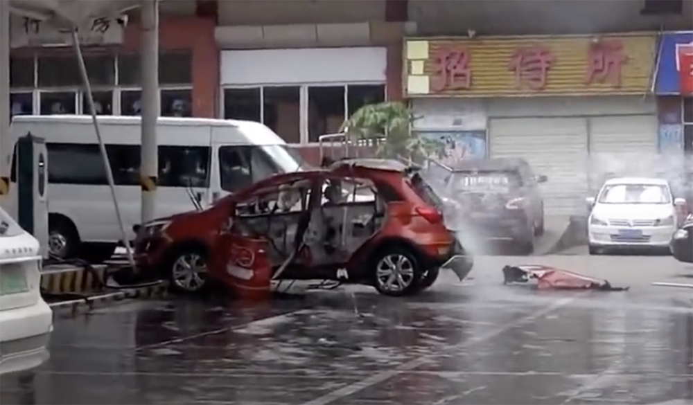 Carro elétrico explode na China