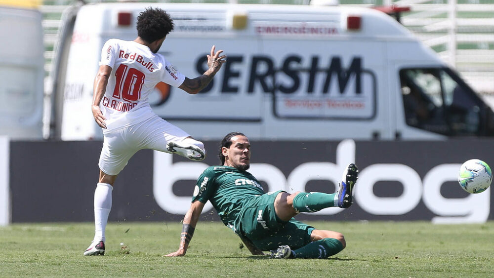 O jogador Gustavo Gómez, da SE Palmeiras, disputa bola com o jogador Claudinho, do Red Bull Bragantino, durante partida válida pela oitava rodada, do Campeonato Brasileiro, Série A, no Estádio Nabi Abi Chedid