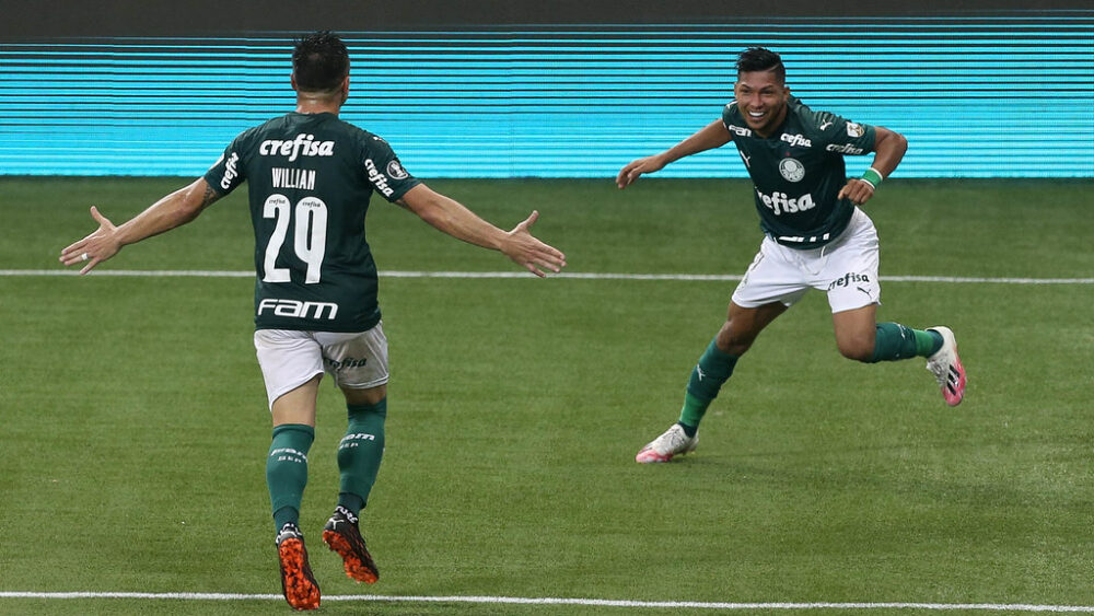 O jogador Rony, da SE Palmeiras, comemora seu gol contra a equipe do C Bolívar, durante partida válida pela fase de grupos, da Copa Libertadores, na arena Allianz Parque.