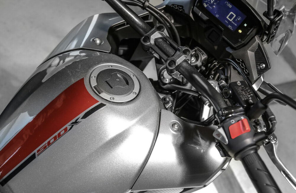 Honda aposta no azul para linha 2024 de CB 500F e CB 500X