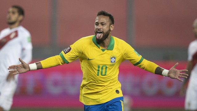 Neymar comemora um de seus três gols pela seleção brasileira contra o Peru 
