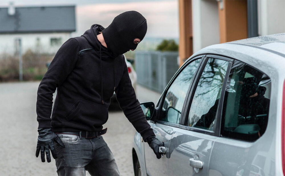 Ladrão roubando carro