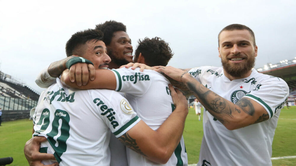 O jogador Luiz Adriano, da SE Palmeiras, comemora seu gol contra a equipe do CR Vasco da Gama, durante partida válida pela vigésima rodada, do Campeonato Brasileiro, Série A, no estádio São Januário. 