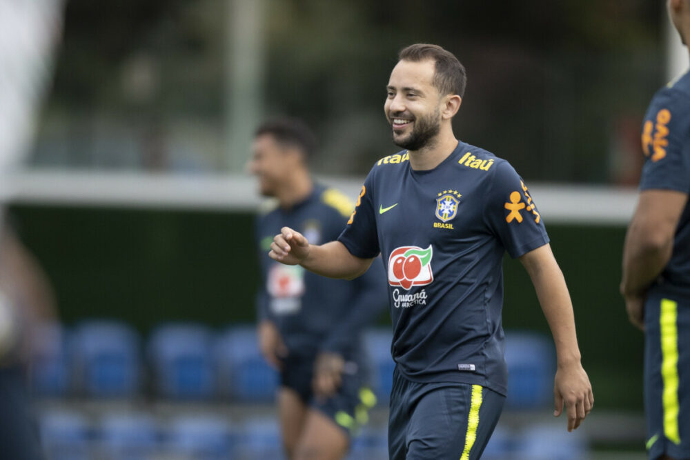 Éverton Ribeiro é novidade na equipe titular