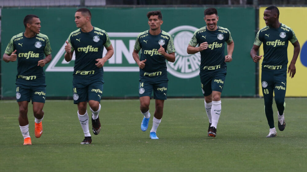 Os jogadores Gabriel Veron, Renan, Gustavo Scarpa, Willian e Patrick de Paula (E/D), da SE Palmeiras, durante treinamento, na Academia de Futebol. 