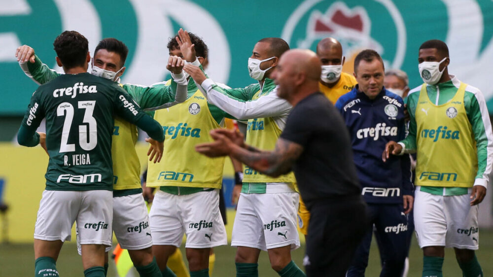 Raphael Veiga, da SE Palmeiras, comemora seu gol contra a equipe do C Atlético Mineiro, durante partida válida pela décima nona rodada, do Campeonato Brasileiro, Série A, na arena Allianz Parque.