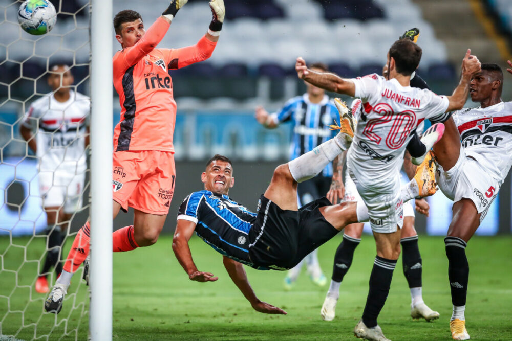 Diego Souza aproveitou bagunça da zaga são-paulina e marcou único gol da partida