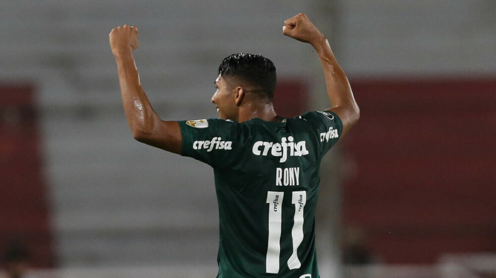 O jogador Rony, da SE Palmeiras, comemora seu gol contra a equipe do CA River Plate, durante partida válida pelas semifinais (ida), da Copa Libertadores, no estádio Libertadores da América.