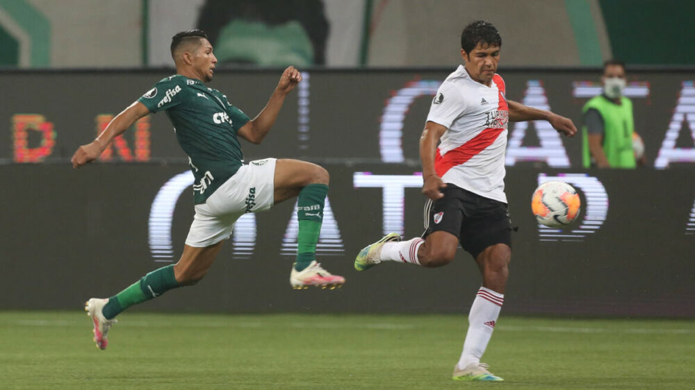 O jogador Rony, da SE Palmeiras, disputa bola com o jogador Rojas, do CA River Plate, durante partida válida pelas semi finais (volta), da Copa Libertadores, na arena Allianz Parque.
