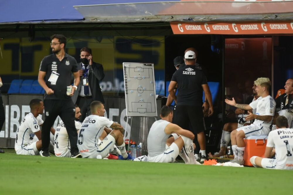 Cuca e jogadores permaneceram no campo durante o intervalo da partida contra o Boca