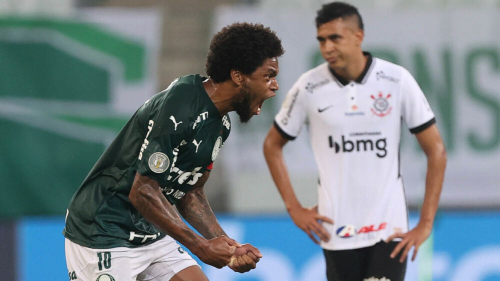 O jogador Luiz Adriano, da SE Palmeiras, comemora seu gol contra a equipe do SC Corinthians P, durante partida válida pela trigésima rodada, do Campeonato Brasileiro, Série A, na arena Allianz Parque. 