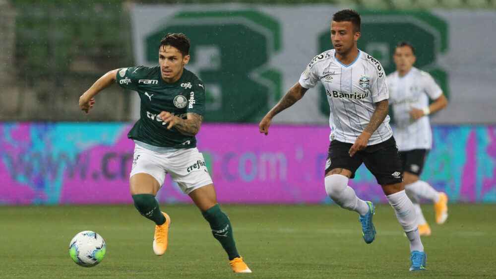 O jogador Raphael Veiga, da SE Palmeiras, disputa bola com o jogador Matheus Henrique, do Grêmio FBPA, durante partida válida pela vigésima nona rodada, do Campeonato Brasileiro, Série A, na arena Allianz Parque. 