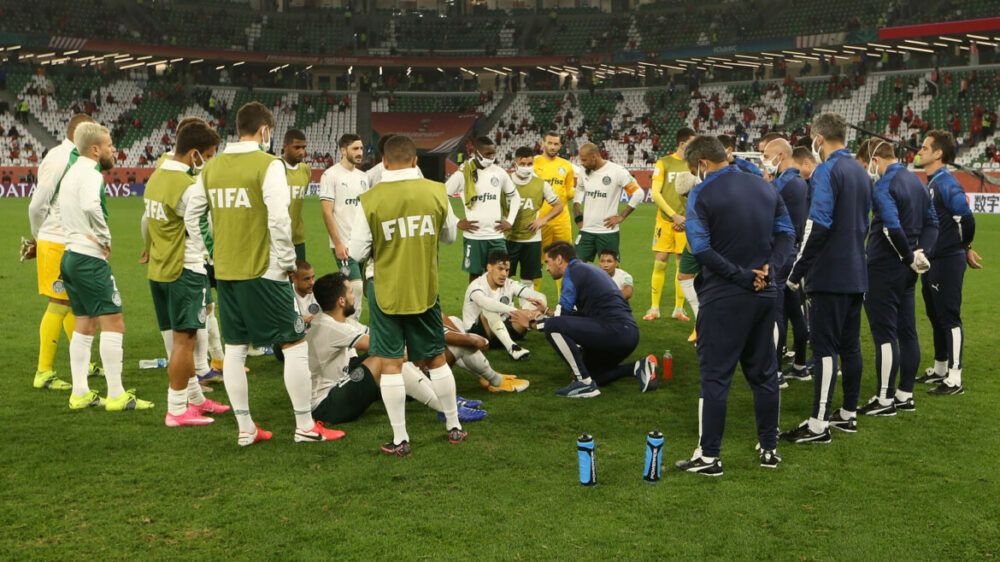 Jogadores do Palmeiras em preparação para a disputa de penalidades