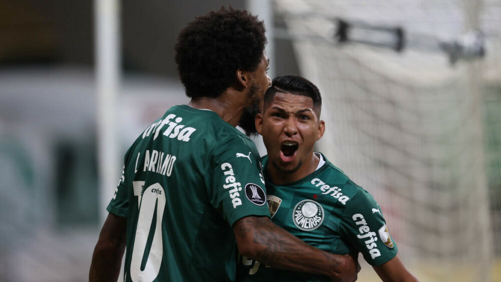 O jogador Luiz Adriano, da SE Palmeiras, comemora seu gol contra a equipe do CARE Independiente Del Valle, durante partida válida pela fase de grupos, da Copa Libertadores, na arena Allianz Parque