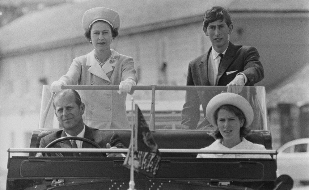 Príncipe Philip dirigindo para a Rainha Elizabeth, Príncipe Charles e Princesa Anne em 1967