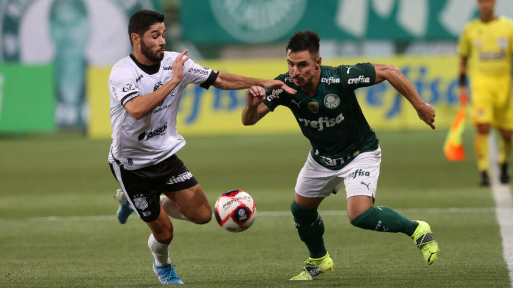 O jogador Willian, da SE Palmeiras, disputa bola com o jogador Rondinelly, da AA Internacional de Limeira, durante partida válida pela nona rodada, do Campeonato Paulista, Série A1, na arena Allianz Parque. 