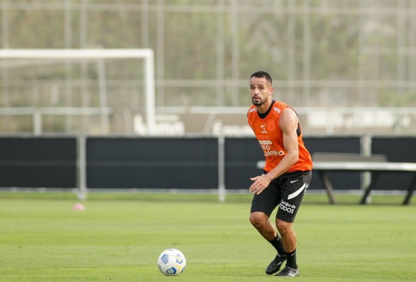 Renato Augusto voltou a treinar em campo nesta quinta-feira 