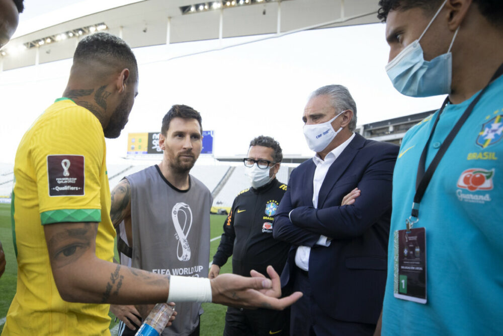 Partida ficou paralisada e Messi conversou com brasileiros