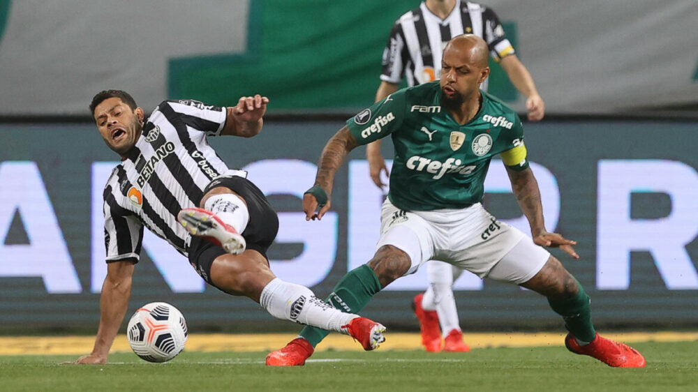 O jogador Felipe Melo, da SE Palmeiras, disputa bola com o jogador Hulk, do C Atlético Mineiro, durante partida válida pelas semifinais, ida, da Copa Libertadores, na arena Allianz Parque.