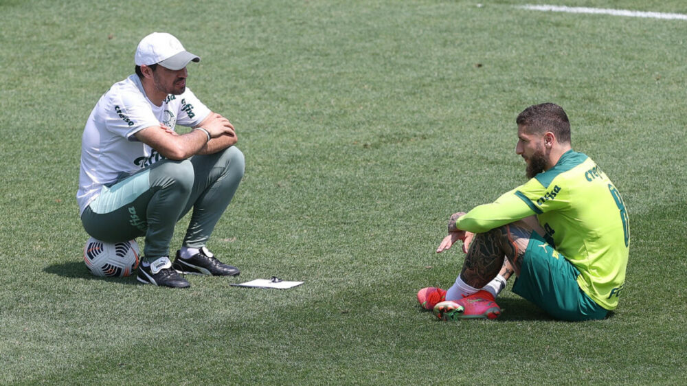 O técnico Abel Ferreira e o jogador Zé Rafael (D), da SE Palmeiras, durante treinamento, na Academia de Futebol.