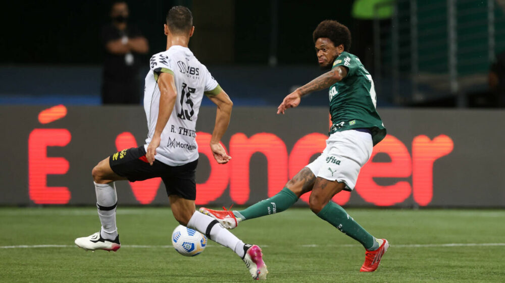 O jogador Luiz Adriano, da SE Palmeiras, disputa bola com o jogador Rafael Thyere, do Sport CR, durante partida válida pela vigésima oitava rodada, do Campeonato Brasileiro, Série A, na arena Allianz Parque. 