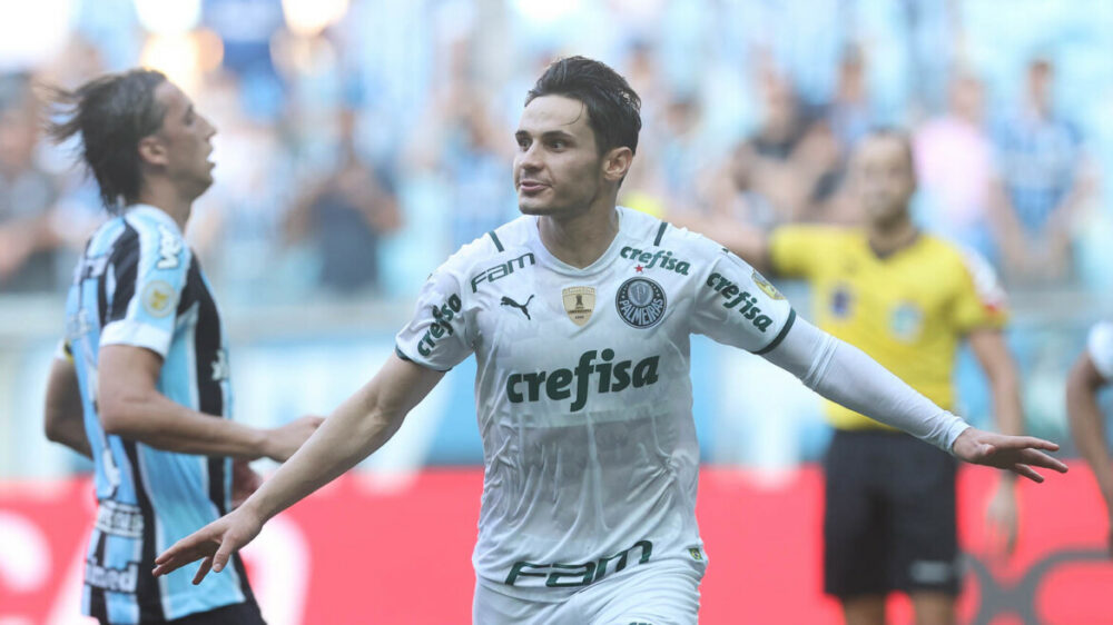 O jogador Raphael Veiga, da SE Palmeiras, comemora seu gol contra a equipe do Grêmio FBPA, durante partida válida pela vigésima nona rodada, do Campeonato Brasileiro, Série A, na Arena do Grêmio. 