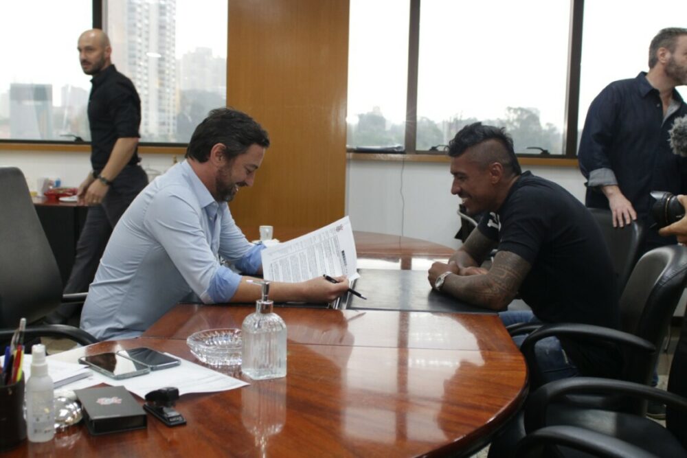 Paulinho assina com Corinthians