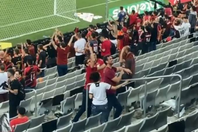 Homens são flagrados fazendo gestos racistas na Arena da Baixada 