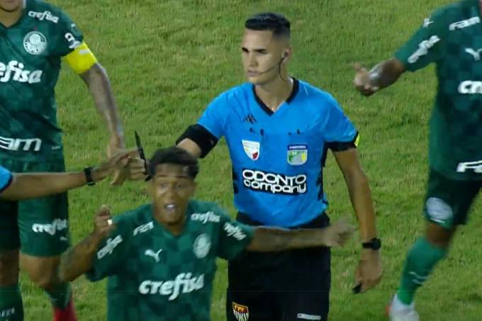 Faca foi encontrada em campo pela semifinal da copinha