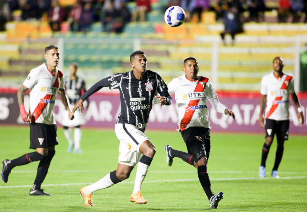Jô, atacante do Corinthians, em disputa de bola contra defensores do Always Ready