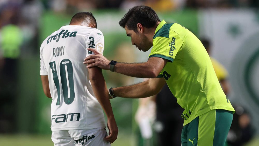 O técnico Abel Ferreira e o jogador Rony (E), da SE Palmeiras, em jogo contra a equipe do Goiás EC, durante partida válida pela segunda rodada, do Campeonato Brasileiro, Série A, no Estádio Hailé Pinheiro. 