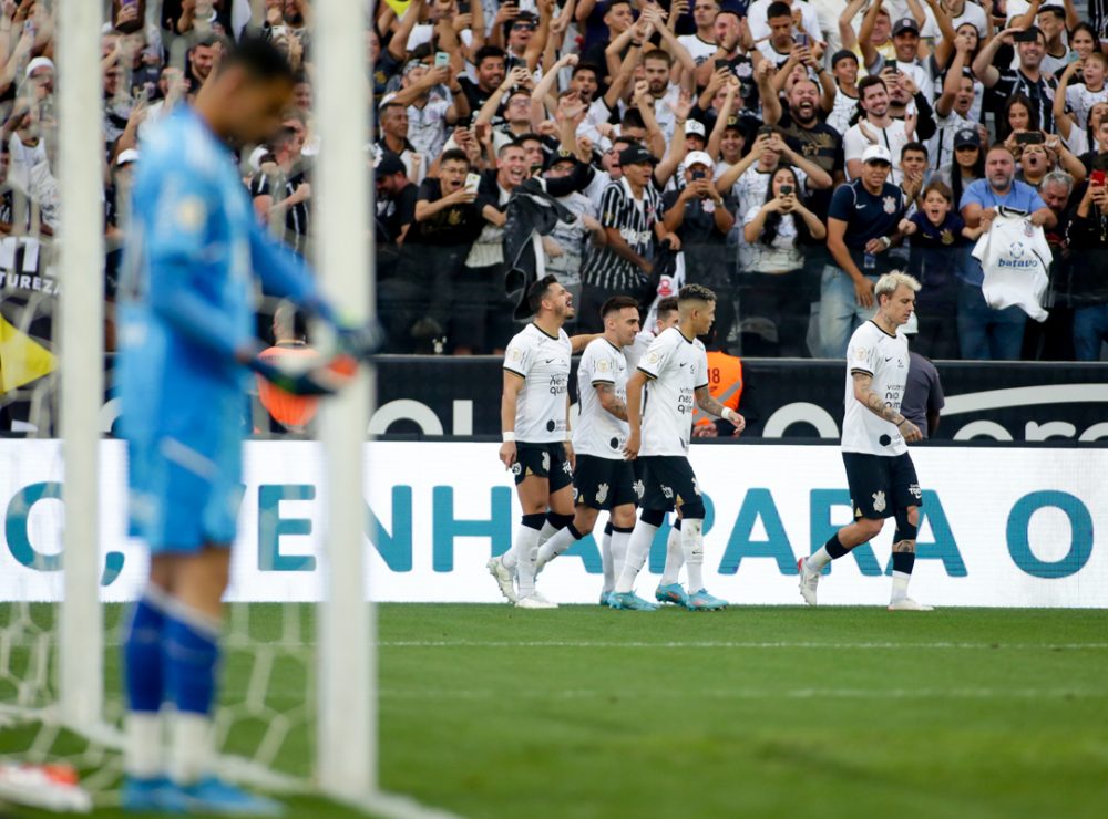 Em primeiro plano, Santos lamenta gol sofrido; ao fundo, jogadores do Corinthians comemoram