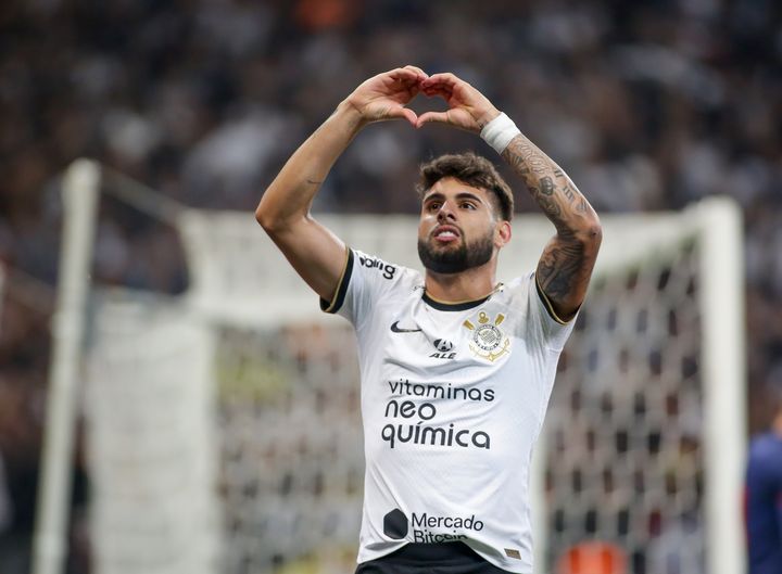 Yuri Alberto comemora um dos seus três gols pelo Corinthians
