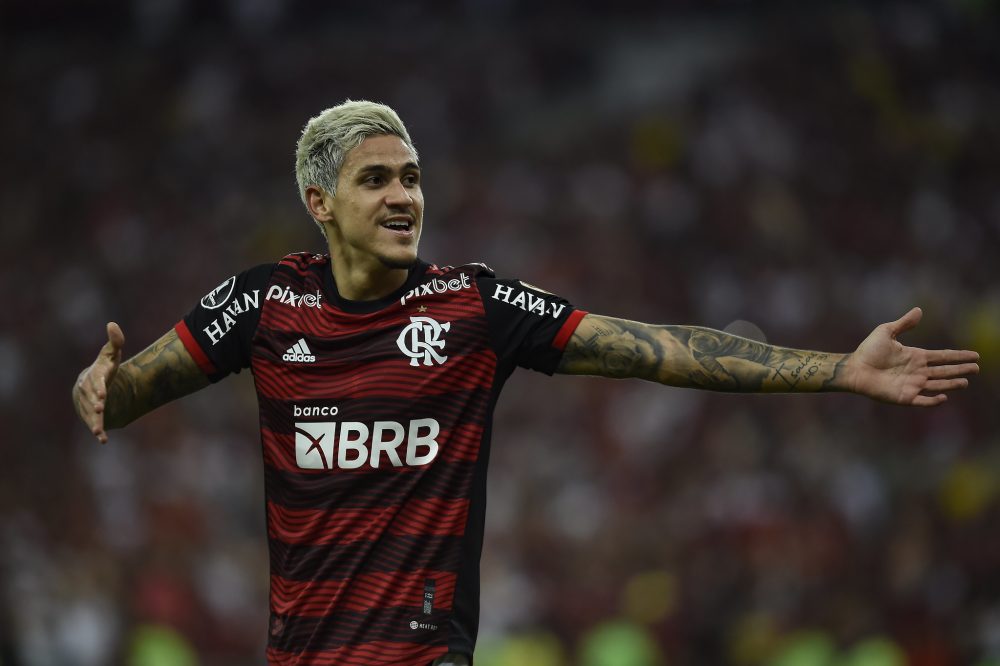 Pedro comemora de braços abertos após marcar o primeiro gol do Flamengo contra o Vélez - Flamengo e Athletico se reencontrarão em mais uma decisão