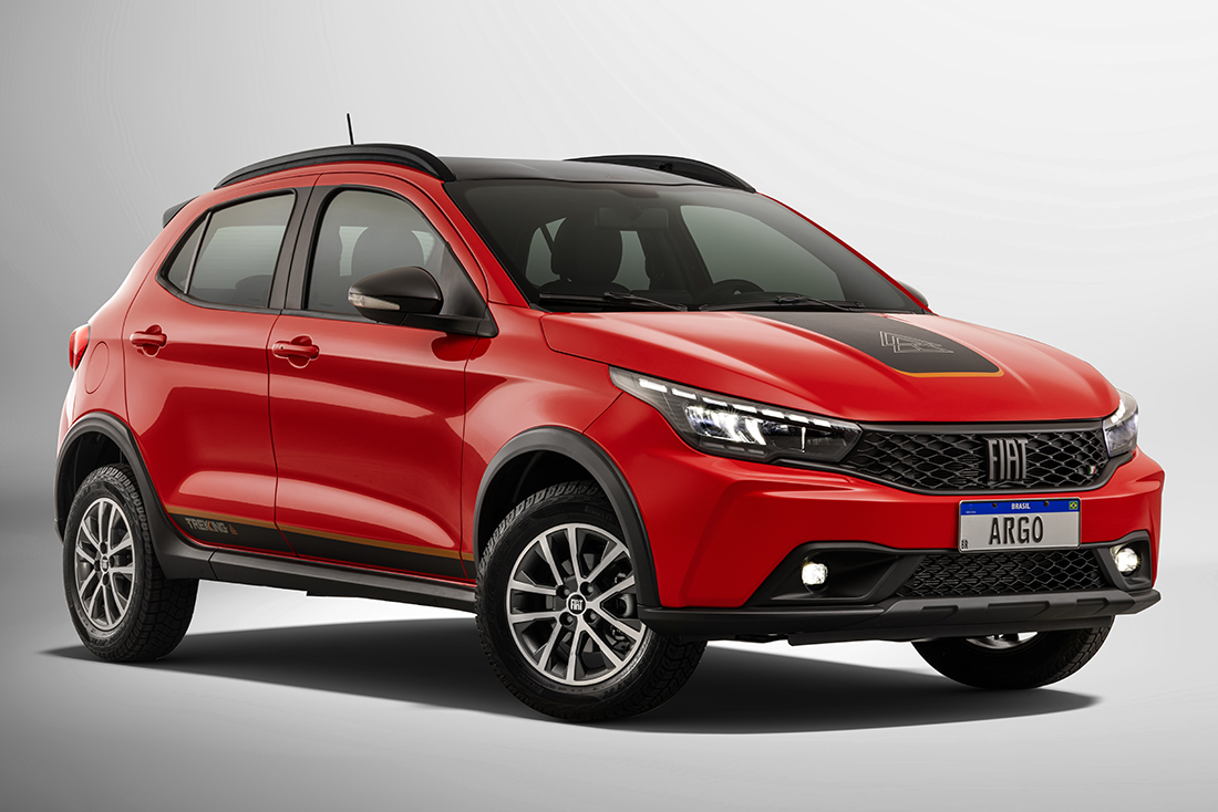Avaliação: Fiat Argo e Cronos analisados em sequência