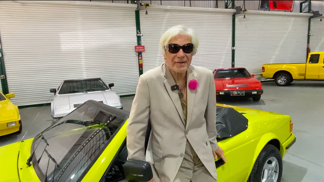 O homem do carro amarelo